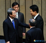 본회의장에서 이야기 나누는 정운찬 총리와 송영길 최고위원