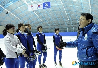 쇼트트랙 선수들 격려하는 유인촌 장관