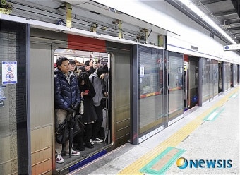 폭설로 지연되는 지하철