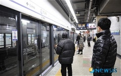 지연되는 지하철, 언제쯤 오려나