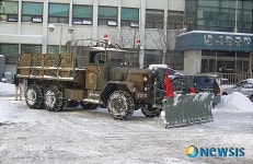 대규모 폭설, 병원 앞마당에 군용 트럭 등장