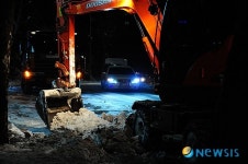 야간 제설작업 펼치는 세검정길