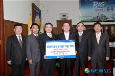 인재양성기금 기탁하는 오선교 선엔지니어링 종합건축사사무소 회장