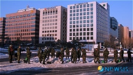 여의도서 제설작업하는 육군52사  장병들