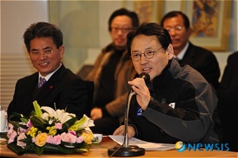 현지 예술인들 격려하는 유인촌 장관