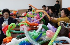 괴산 자원봉사자들 풍선아트에 푹 빠졌어요