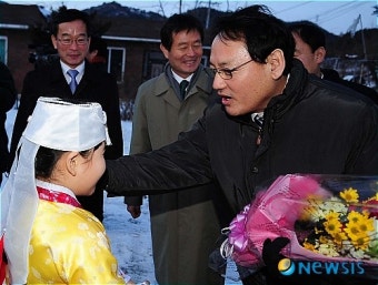 꽃다발 받은 유인촌 장관