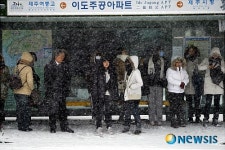 버스를 기다리는 시민들