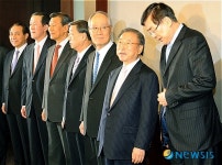 귀엣말 나누는 조석래-조양호 회장