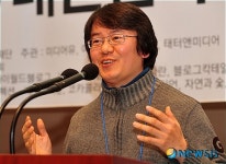 수상소감 밝히는 고재열 기자