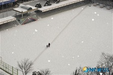학교 운동장에 생긴, 한줄 하얀 길