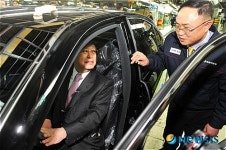 박영태 사장의 설명 경청하는 손경식 회장