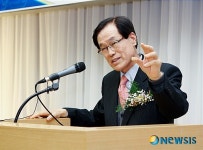 축사 하는 정강정 사무총장
