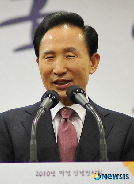 이명박 전 대통령, 교육감 보궐선거 투표참여 후 청계천 산책! 미래를 위한 행보 기대됩니다.