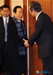 정몽준 대표와 악수 나누는 YS