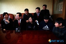 교육분야 관련 가정 방문한 정세균 대표