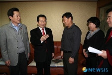 가정방문한 정세균 대표