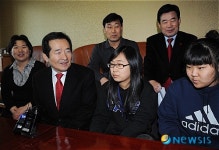 교육현장 방문, 대화 나누는 정세균 대표