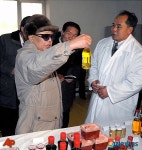 식품공장 방문한 김정일