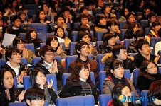 고은 시인의 말에 박수치는 새내기 관악인들