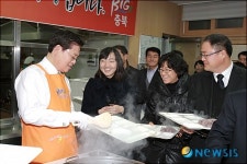 신화JH구내식당 | 밥 퍼주는 정우택 충북지사