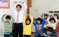 사랑의 하트 만드는 김문수 경기지사