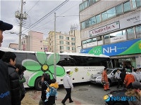 <종합>경주 관광버스 135m 미끄러지며 농협으로 돌진