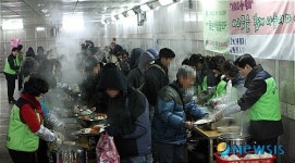 급식봉사 나선 김문수 경기도지사