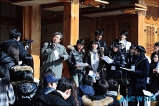 장안당 둘러보는 학생들