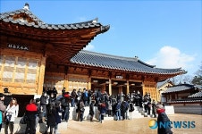 장안당 둘러보는 학생들