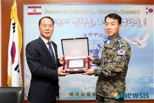 감사패 전달하는 동명부대 김명중 부대장