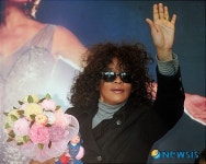 팝의 여왕 휘트니 휴스턴, 월드투어위해 내한