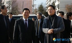 도래샘 전의 작은도서관 찾은 유인촌 장관