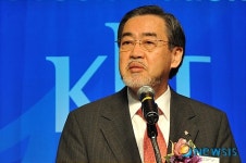 인사말하는 한홍택 원장