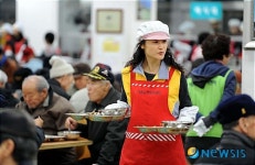 사랑으로 전하는 세븐럭봉사단의 배식