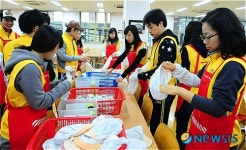 그랜드코리아레져 세븐럭봉사단의 배식준비