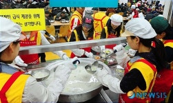 명절떡국 배식봉사하는 세븐럭봉사단