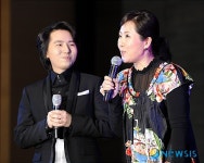 故김수환 추기경 추모음악회의 윤영미 아나운서와 팝페라가수 임형주