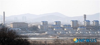 가깝게 보이는 북한 기정마을