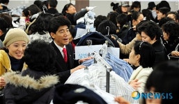 구내 중·고등학교 교복을 판매하는 서찬교 성북구청장