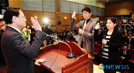 초등학교 스포츠강사 연수생들의 결의문 낭독