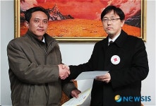 인도인수증 교환하는 북측단장 리춘일