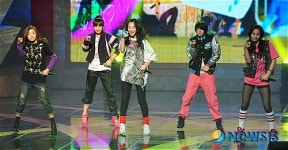 축하공연 선보이는 에프엑스