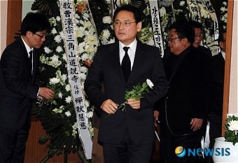 故 배삼룡 빈소 들어서는 유인촌 장관