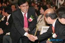 이광재 의원 출판기념회 참석한 안희정 의원