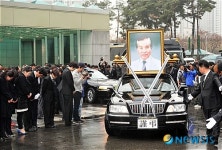 화장터 향하는 운구차