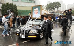 화장터 향하는 운구차