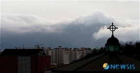 잔뜩 찌푸린 춘천의 하늘
