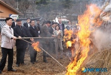 안성 구메농사마을 찾은 이귀남 장관, 달집태우기 행사 참여