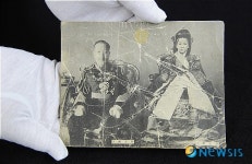 대한제국의 황실 상징 금박된 순종황제와 순종효황후의 사진